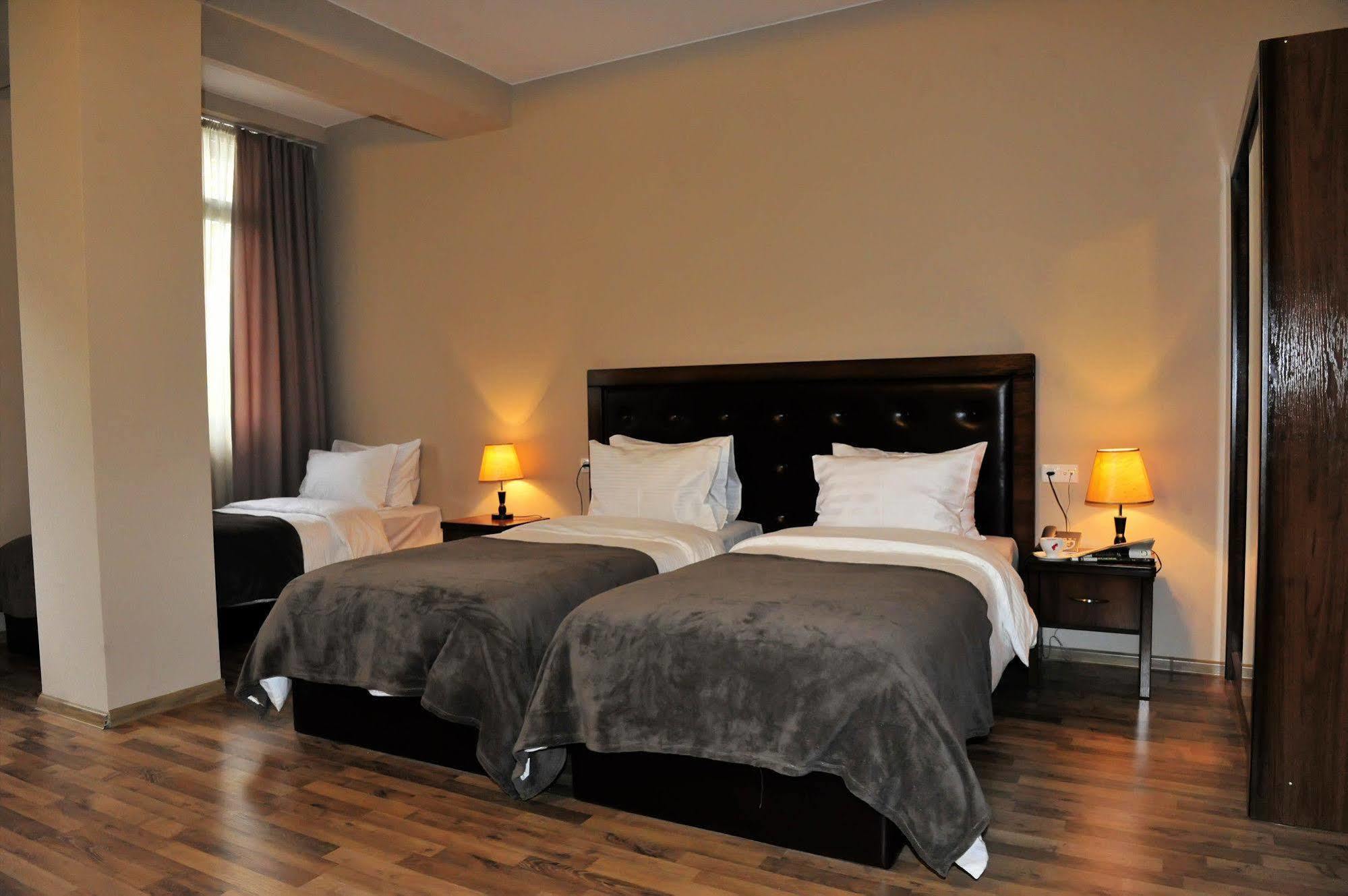 Hotel Rogalux Blue Tiflis Exterior foto